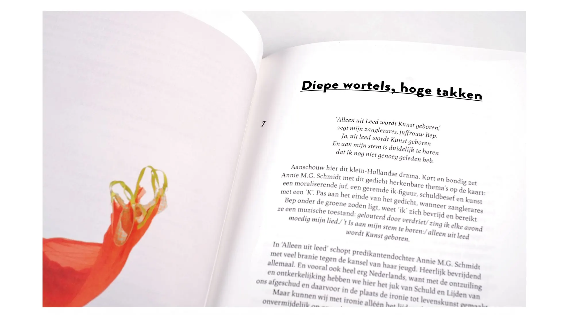 Book spread titled Diepe wortels, hoge takken with a poem and a red fabric sculpture on the left page