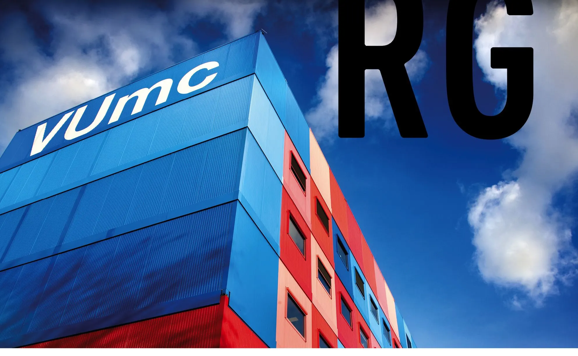 Spread opener with the blue and red facade of the VUmc building against a sky and a large RG initial