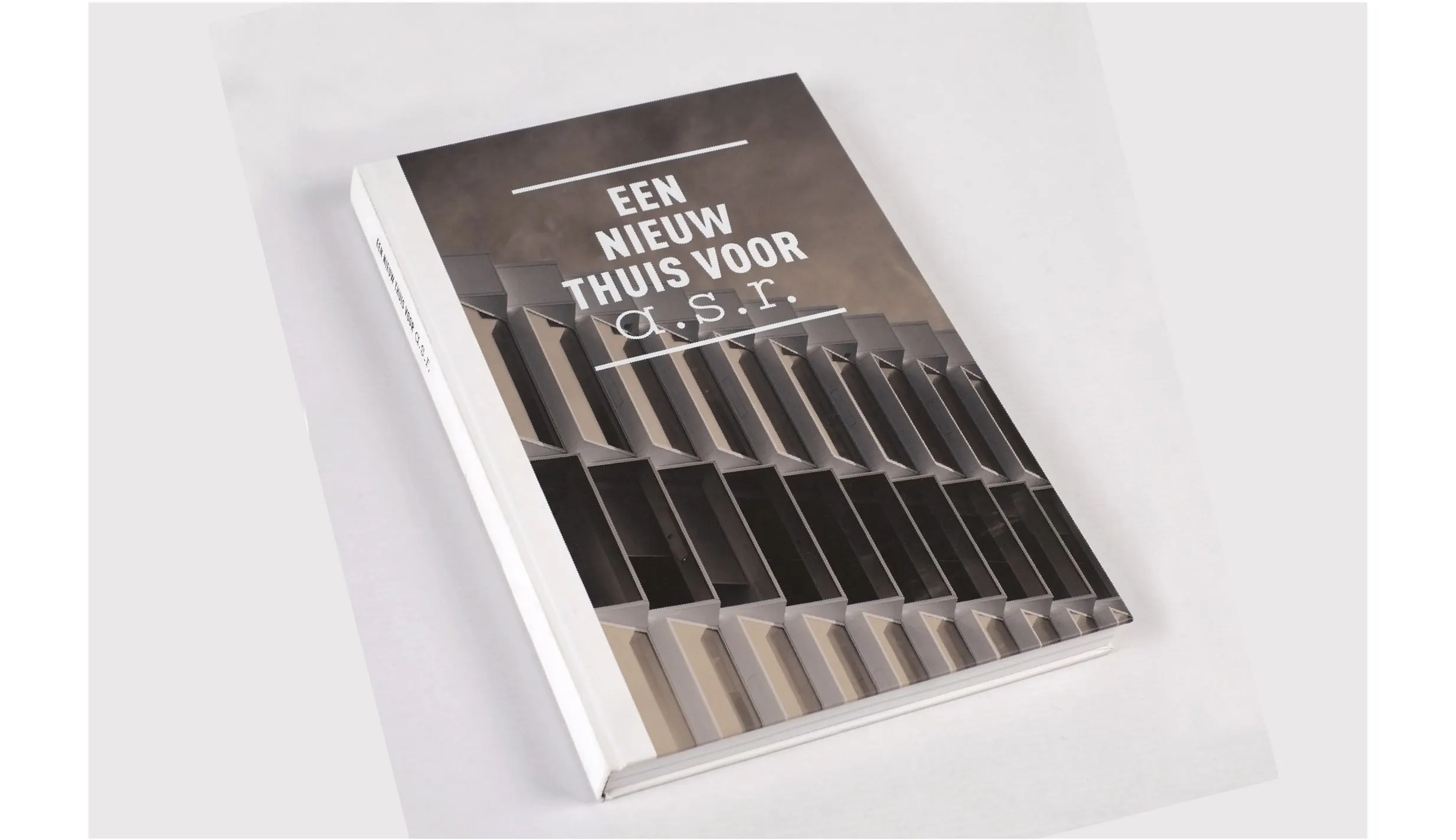 Book Een nieuw thuis voor a.s.r. with a cover showing the office building facade in perspective